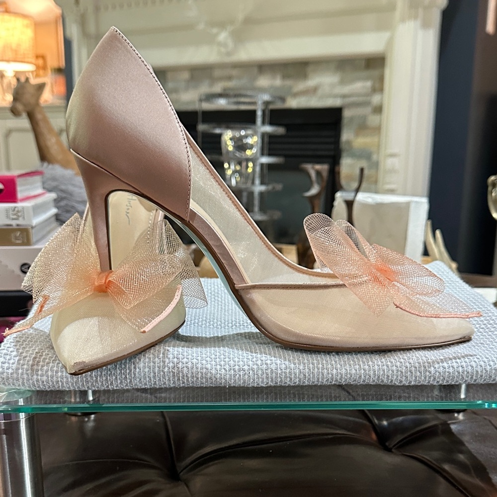 Betsey Johnson “Susan” Tulle Bow Stiletto in Peach, NWOB in Size 10.